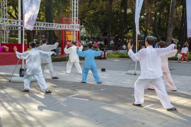 Çin, Hainan Adası, Dadonghai Körfezi - 2 Aralık 2018: City street,Taichi in China Outdoor exercise, editorial
