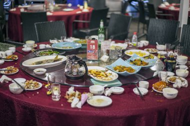 Çin, Hainan Adası, Dadonghai Bay - 1 Aralık 2018: Dadonghai Bay, bulaşık restoranda yemek masada atık, bulaşık'de bir tabloda bir restoran. Yazı işleri.