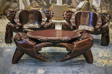 Çin, Hainan Adası, Dadonghai Körfezi - 1 Aralık 2018: Dadonghai Hotel Sanya, oteller Çin, Hainan Eyaleti, salonun içi, otel kompleksi Dadonghai Hotel Sanya'da yengeç şeklinde ahşap bir sandalye, editoryal. 