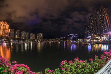  Gece panorama Sanya Şehir, köprü için bay göster.