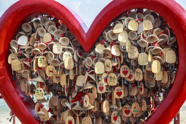 Çin, Wuzhizhou Adası - 2 Aralık 2018: Wuzhizhou Adası. Aşk Sevgililer sembolü ve kalpleri bir büyük kalp, editoryal asmak.