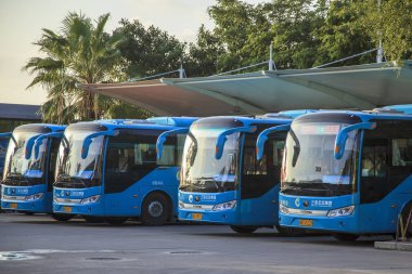 Çin, Hainan Adası, Dadonghai Körfezi - 1 Aralık 2018: Dadonghai Körfezi, Otobüs durağı; Editoryal.