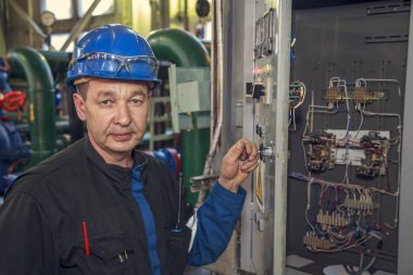 Elektromekanik yakınındaki monte edilen elektrik kabini