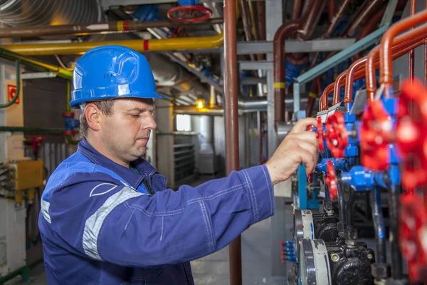 Operatore Gaz Operatore Ricottura Bene Gas Con Una Torcia — Foto Stock