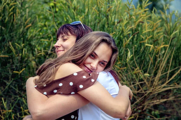 Fête Des Mères Joyeux Joyeux Jeune Mère Étreint Doucement Fille — Photo