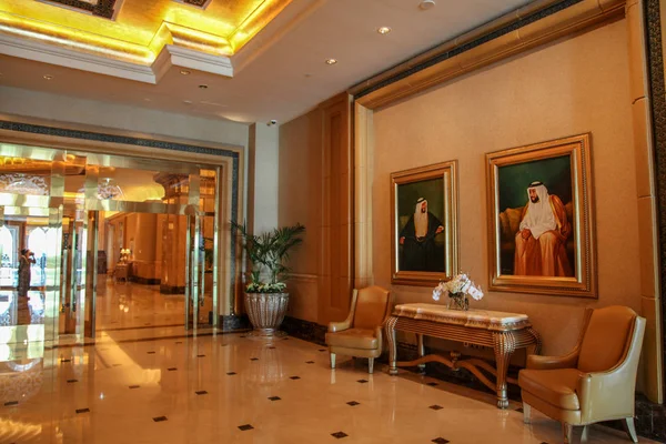 Abu Dhabi, Birleşik Arap Emirlikleri 12 Mart 2014: Emirates Palace Abu Dhab, yayıncı içinde