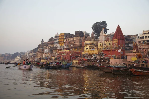 Varanasi, Indien - mars 17, 2014: Ganges floden bank. Editoria — Stockfoto