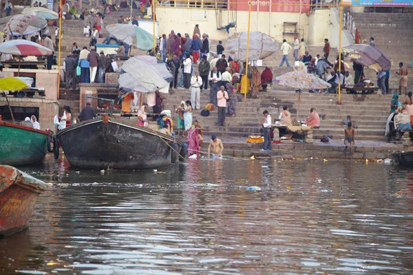 Varanasi, India- March 17, 2014: the Ganges River bank. Ritual b — Stock Photo, Image