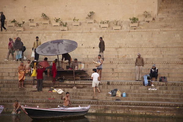 Varanasi, India- March 17, 2014: the Ganges River bank. Ritual b — Stock Photo, Image