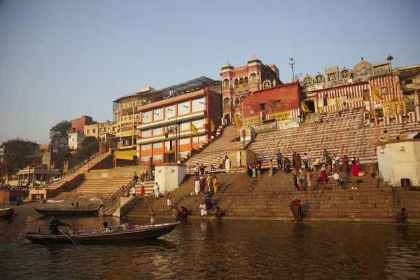 Varanasi, India - 17 maart 2014: de bank van de rivier de Ganges. Rituele b — Stockfoto