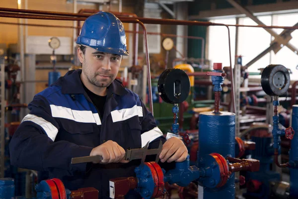 A repair technician makes a caliper gauge a flange connection on — Stock Photo, Image