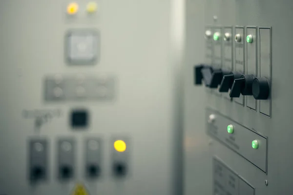 Ligação por cabo da linha eléctrica eléctrica eléctrica na zona industrial — Fotografia de Stock