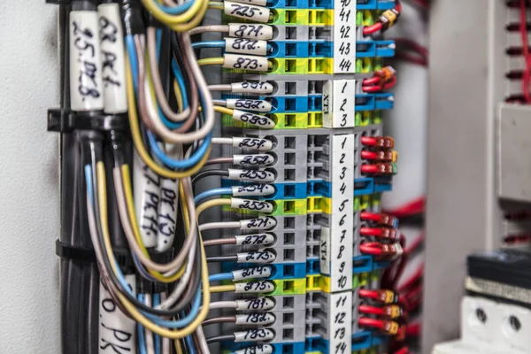 Ligação por cabo da linha eléctrica eléctrica eléctrica na zona industrial — Fotografia de Stock