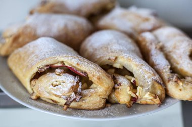 ile elma puf böreği reçelli puf böreği