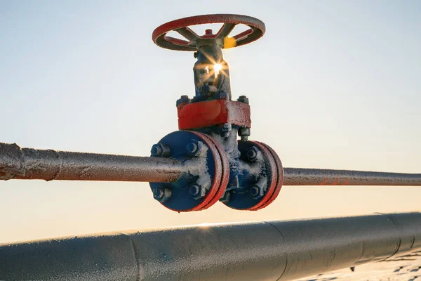 Ropa, plyn průmyslu. Vysoký tlak plynu, tvarovky, ventily — Stock fotografie