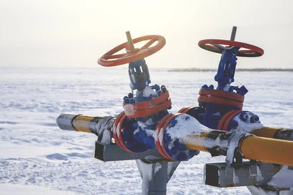 Ropa, plyn průmyslu. Skupina wellheads a ventil armatury, plynové condit — Stock fotografie