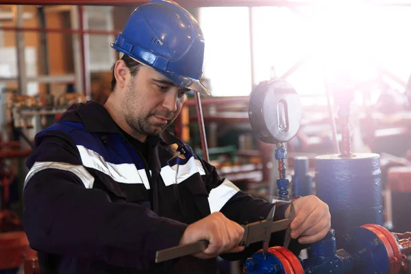 El mecánico - el reparador, el operador de producción de gas, Petróleo, gas — Foto de Stock