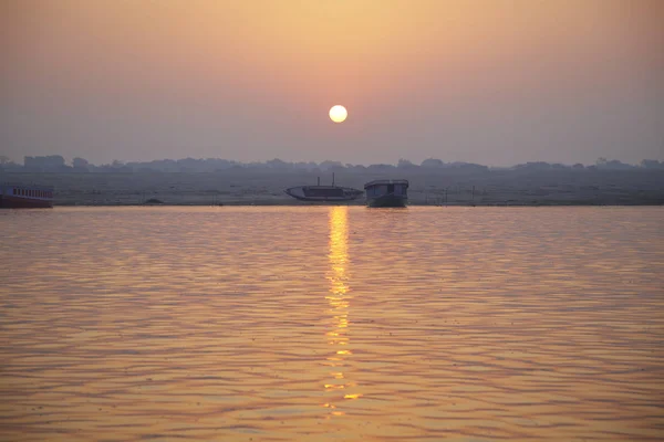 India, Varanasi, amanecer en el río Ganges — Foto de Stock