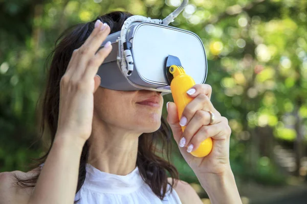 Frau, die draußen vr trägt; glückliche Frau mit Brille der virtuellen Rea — Stockfoto