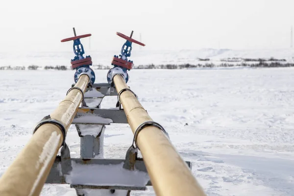 Petróleo, industria del gas. Cabezales de pozo de grupo y armadura de válvula, condición de gas — Foto de Stock