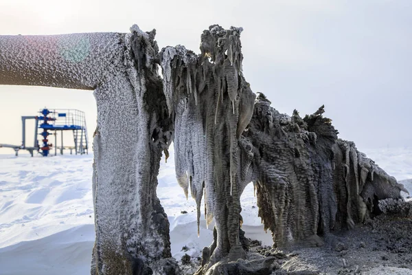 Petróleo, industria del gas. Grupo de cabezas de pozo y armadura de válvulas en el gas — Foto de Stock