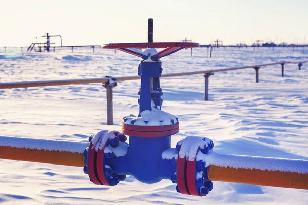 Petróleo, industria del gas. Cabezales de pozo de grupo y armadura de válvula, condición de gas — Foto de Stock