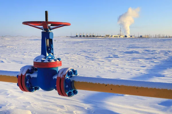 Ropa, plyn průmyslu. Skupina wellheads a ventil armatury, plynové condit — Stock fotografie