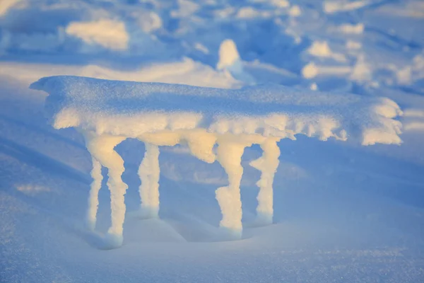 Ерозія снігу, схожість з кораблем — стокове фото
