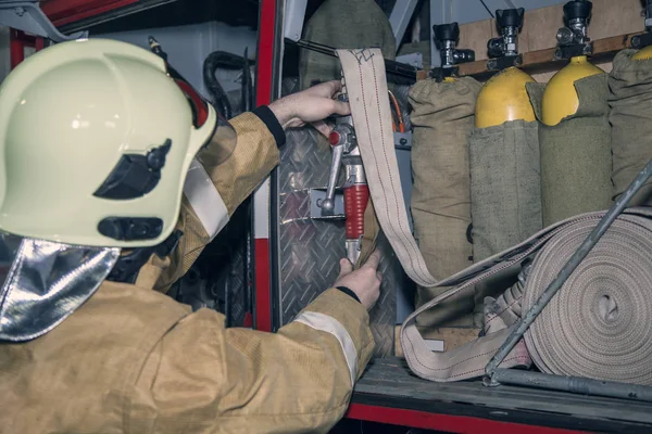 Camión de bomberos listo para responder a emergencias, cheques de bomberos spe — Foto de Stock