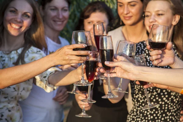 Russische Frauen im Landhaus, auf der Natur trinken cham — Stockfoto