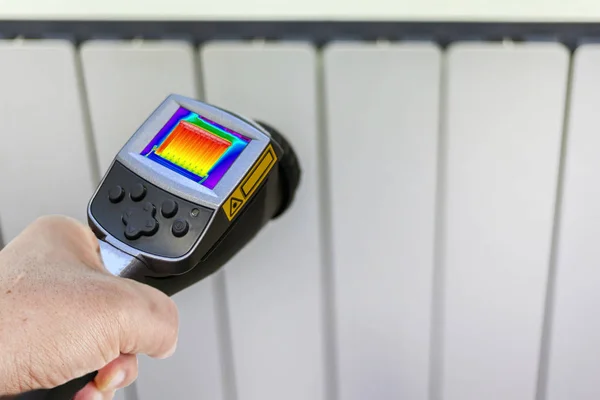 Medição da temperatura do aquecedor utilizando um termovisor — Fotografia de Stock