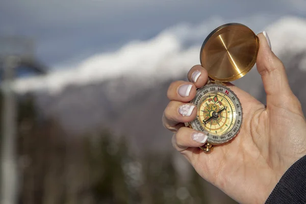 Рука жінки з компасом на високих горах пейзаж . — стокове фото