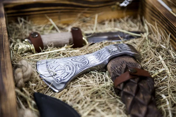 Axe dokusu yakın. El yapımı dövme bir balta. Yüksek kontrast ve