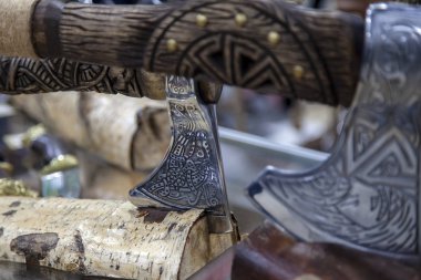 Axe dokusu yakın. El yapımı dövme bir balta. Yüksek kontrast ve