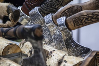 Axe dokusu yakın. El yapımı dövme bir balta. Yüksek kontrast ve