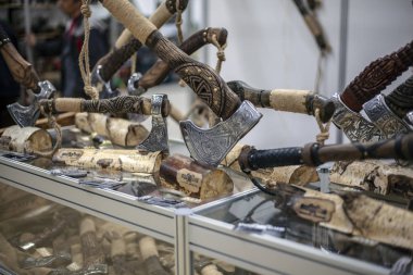 Axe dokusu yakın. SL sembolleri ile el yapımı dövme balta