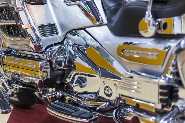 高出力のオートバイ。Ex を持つクロムメッキのオートバイエンジン部品 — ストック写真
