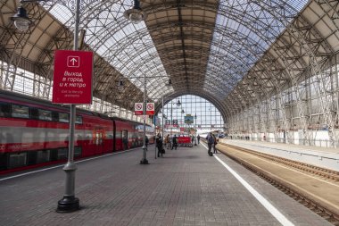 Kievsky tren istasyonunda yeni elektrikli tren Aeroexpress.