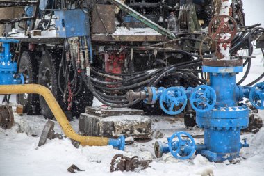 Gaz kuyularının elden geçirilmesi, sarmal boru tesisatı, gaz deliği noktası