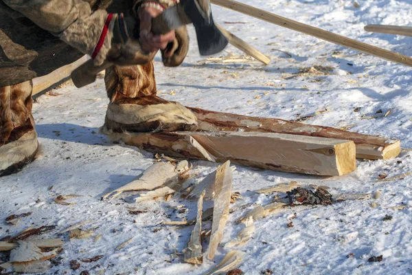 Residentes del extremo norte, gente pequeña de Yamal, un hombre hace w —  Fotos de Stock