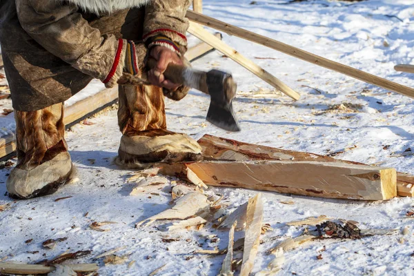 Residentes del extremo norte, gente pequeña de Yamal, un hombre hace w —  Fotos de Stock