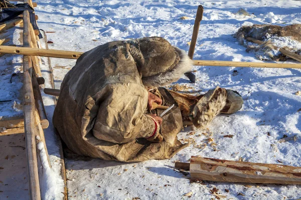 Residentes do extremo norte, pessoas pequenas de Yamal, um homem faz w — Fotografia de Stock