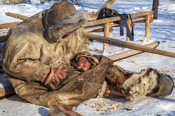 Residentes del extremo norte, gente pequeña de Yamal, un hombre hace w — Foto de Stock