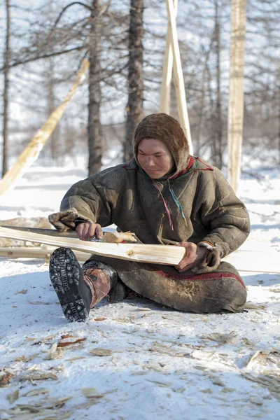 Residentes do extremo norte, pessoas pequenas de Yamal, um homem faz w — Fotografia de Stock