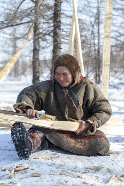 Lakosok a messzi északi, a kis emberek a Yamal, egy ember tesz w — Stock Fotó