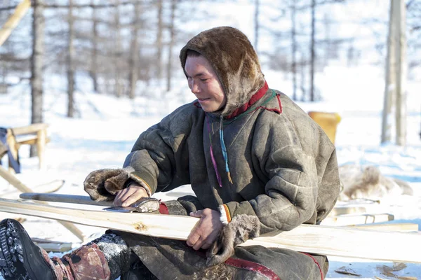 Residentes do extremo norte, pessoas pequenas de Yamal, um homem faz w — Fotografia de Stock