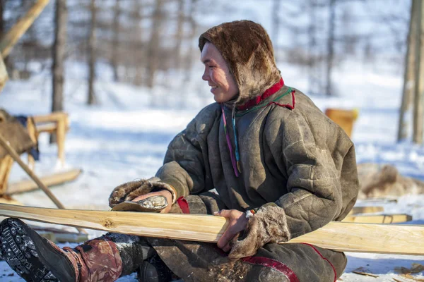 Residentes del extremo norte, gente pequeña de Yamal, un hombre hace w — Foto de Stock