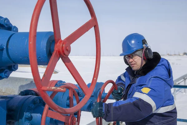 El mecánico - el reparador, el operador de producción de gas, Petróleo, gas — Foto de Stock