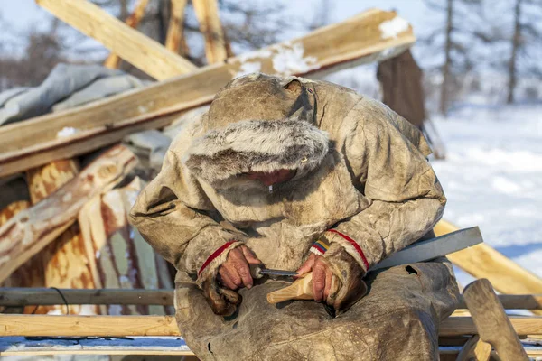 Residentes del extremo norte, gente pequeña de Yamal, un hombre hace w — Foto de Stock