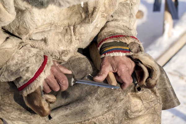 Residentes del extremo norte, gente pequeña de Yamal, un hombre hace w —  Fotos de Stock